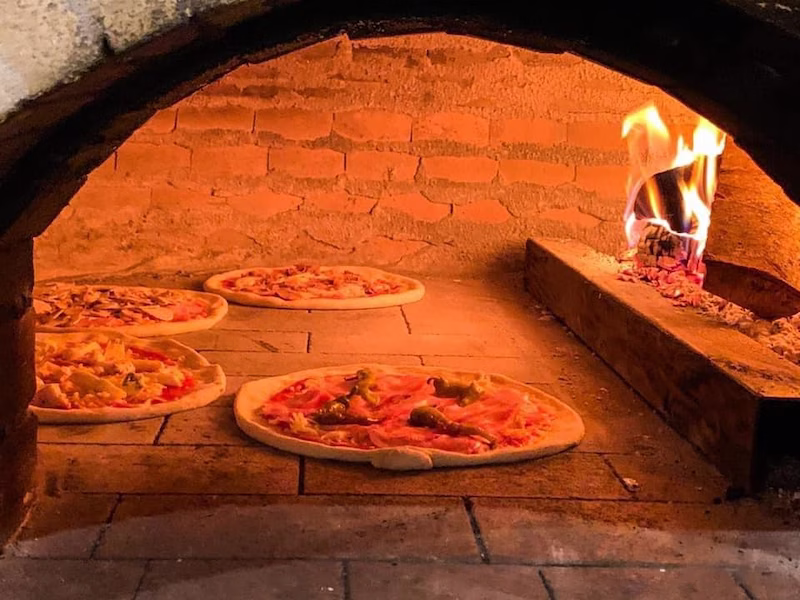 Pizze se peku u tradicionalnoj peći na drva na 450°C — Pizzeria Beštek Biograd na Moru