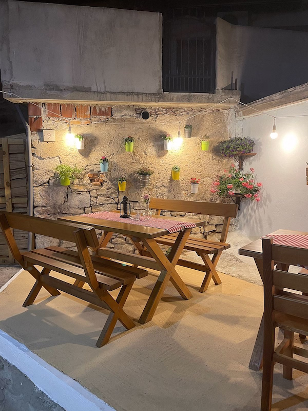 Pizzeria Beštek outdoor tables